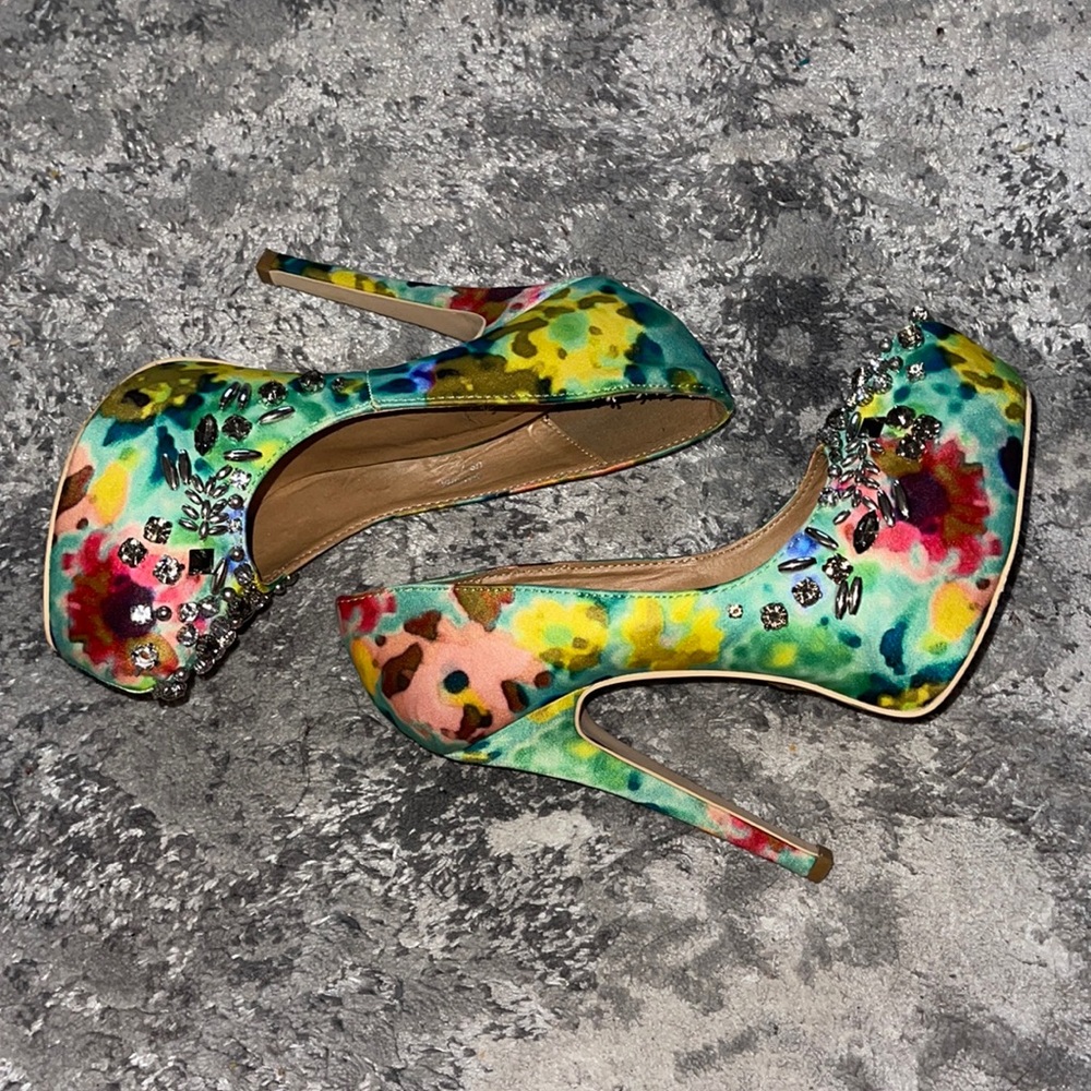 Pre owned Shoedazzle size 7 multi color